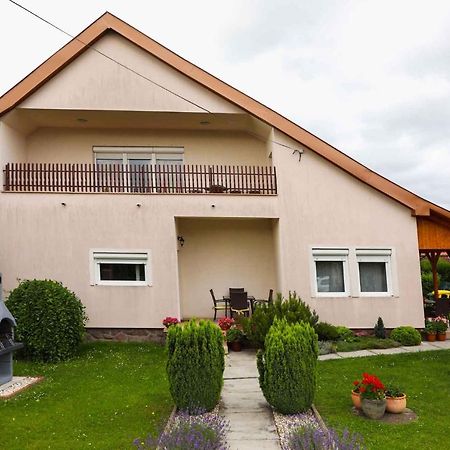 Holiday Home In Balatonkeresztur 19455 Ngoại thất bức ảnh
