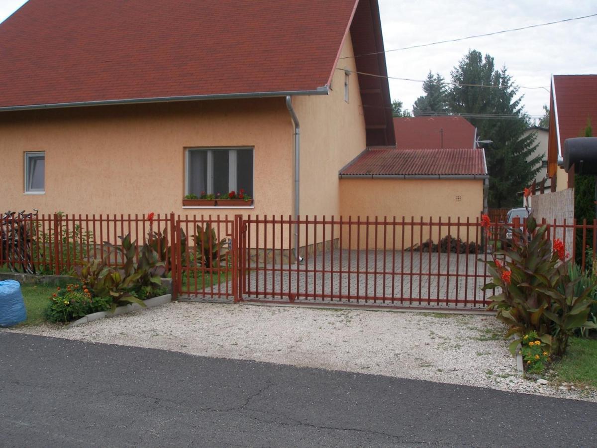 Holiday Home In Balatonkeresztur 19455 Ngoại thất bức ảnh